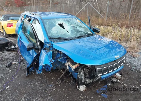 2022 Jeep Compass Latitude 4X4 z USA, uszkodzony, nr VIN 3C4NJDBB3NT169495